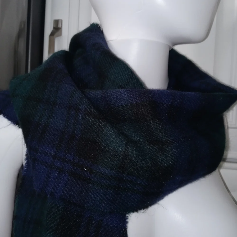 James Pringle Weavers Handcrafted Navy blue green plaid Scarf w Fringe NEW
